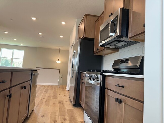 Building Photo - Rare Rogers 3 bed brand new town house for lease!!!