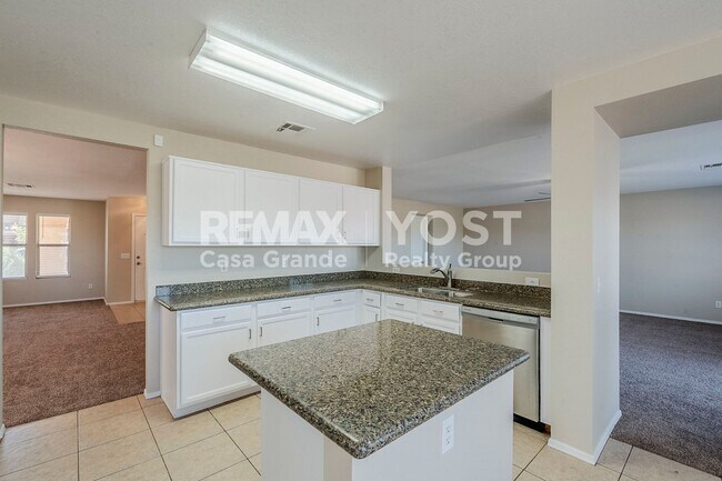 Building Photo - Spacious Living in SK Ranch!