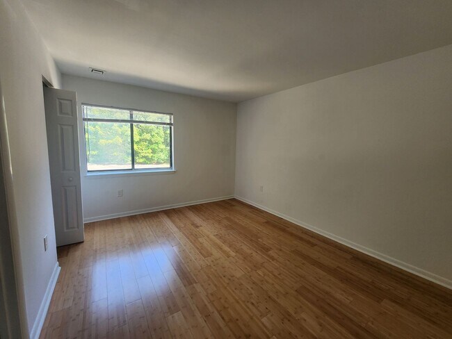 Building Photo - 4900 Spring Lake Dr