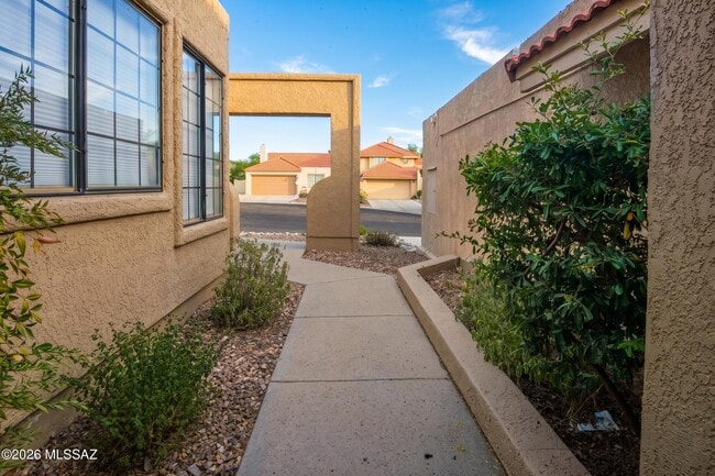 Building Photo - 321 E Fieldcrest Ln