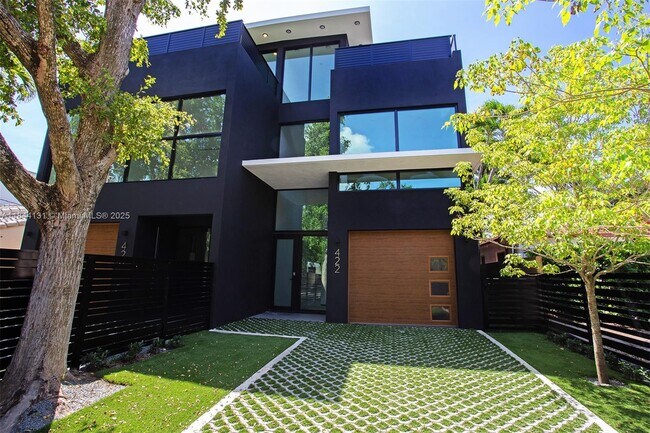 Building Photo - 420 SW 15th Rd