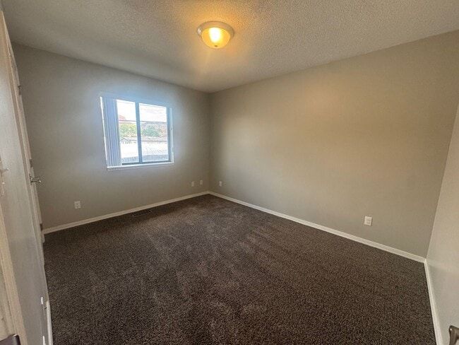 Building Photo - 2 Bedroom - 1 bath apartment