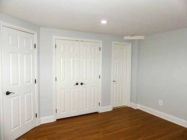 Building Photo - 903 Crestview Dr