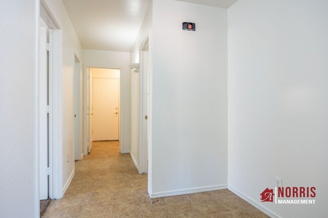 Building Photo - Great Home Located minutes from Freeway