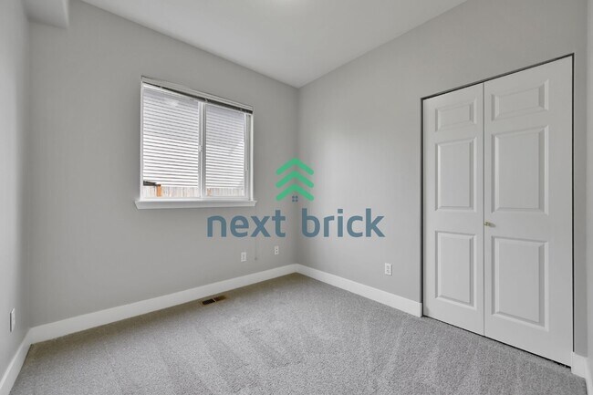 Building Photo - Spacious 5-Bed Home in Lynnwood with 2.5 Baths – Your Ideal Family Retreat!