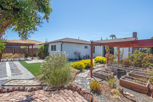 Building Photo - 2225 Mt Whitney Dr