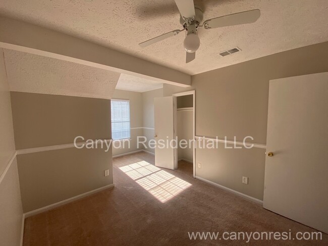 Building Photo - Recently Renovated!!Beautiful 3BR home.