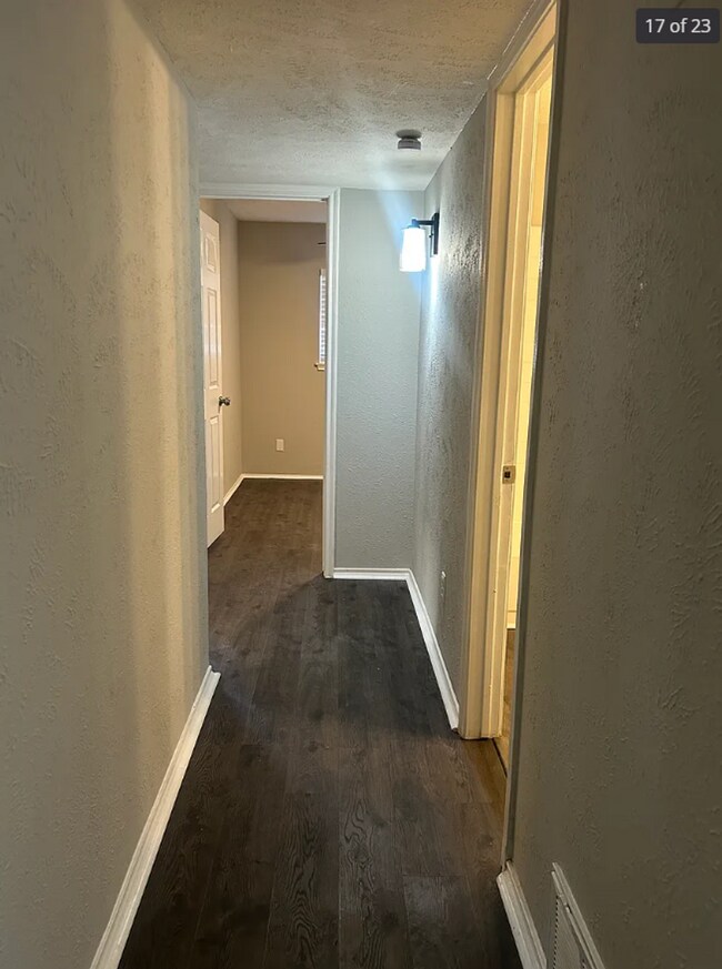 Building Photo - 2801 Meadowview Dr