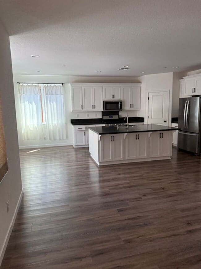 Building Photo - Home located in desirable Entrada Community!
