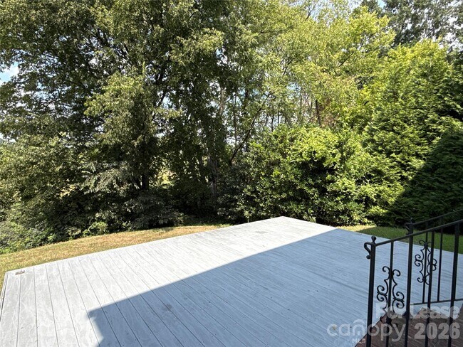 Building Photo - 1032 Meadowbrook Ln SW
