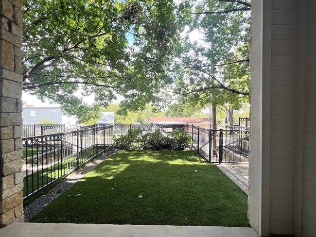 Building Photo - 2520 Bluebonnet Ln