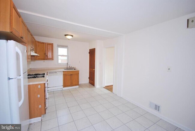 Building Photo - 5028 Nantucket Rd