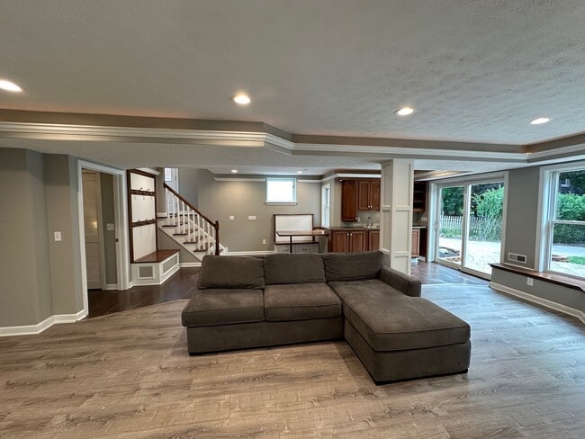 Building Photo - 5990 Edgehill Dr