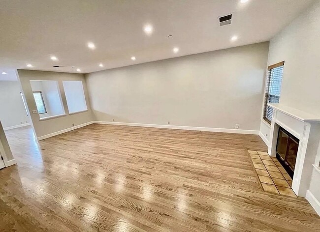 Building Photo - 959 La Mesa Terrace