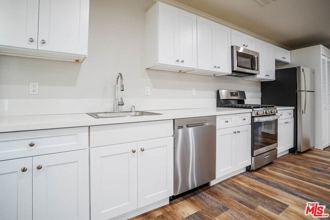 Building Photo - 1131 N Sierra Bonita Ave