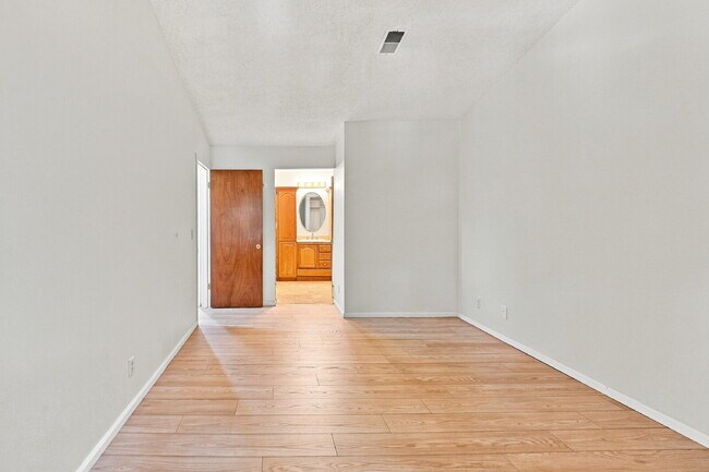 Building Photo - $1,595.95 2 bed, 2 bath located in Lakewood with a washer and dryer