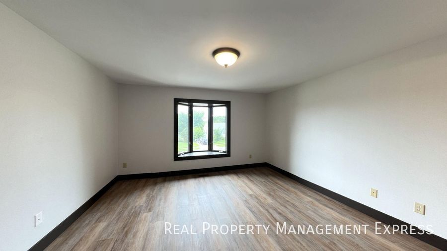 Building Photo - Amazing 3 Bedroom 2.5 Bath duplex with att...