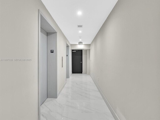 Building Photo - 700 NE 24th St