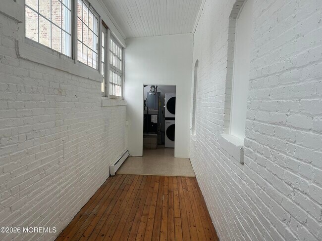 Building Photo - 513 Bangs Ave