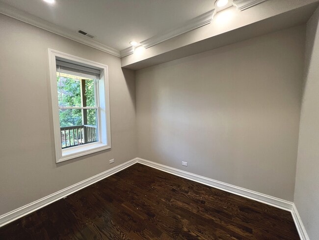 Building Photo - 1744 W Winnemac Ave