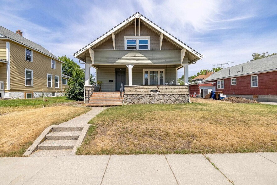 Primary Photo - 1111 E Augusta Ave