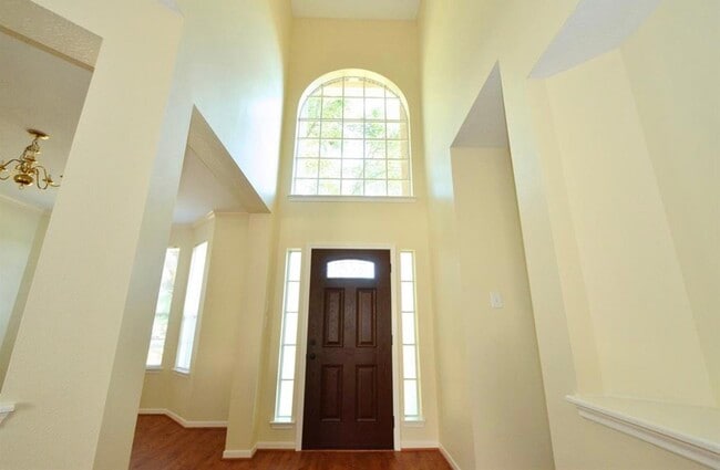 Building Photo - 15410 Oak Lake Glen Dr