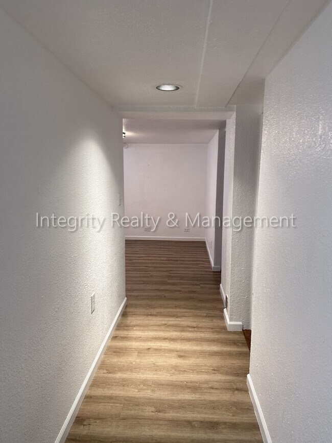 Building Photo - 4631 W Moncrieff Pl