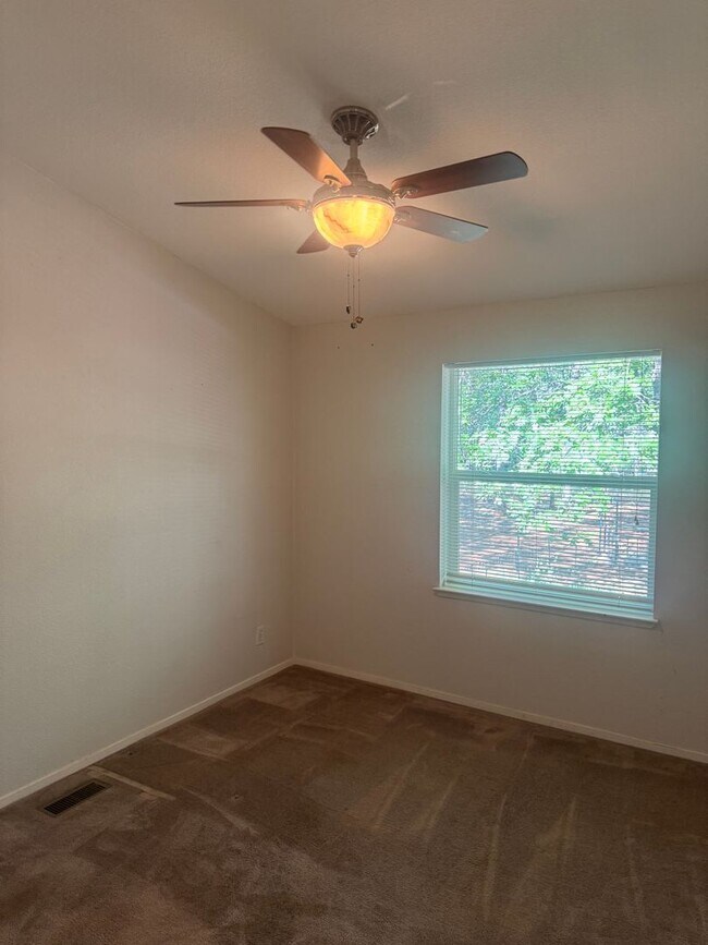 Building Photo - 3 BEDROOM COUNTRY HOME IN SHINGLETOWN