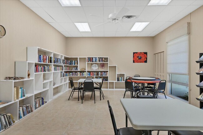 Building Photo - BENEVA & CLARK RD / VILLA