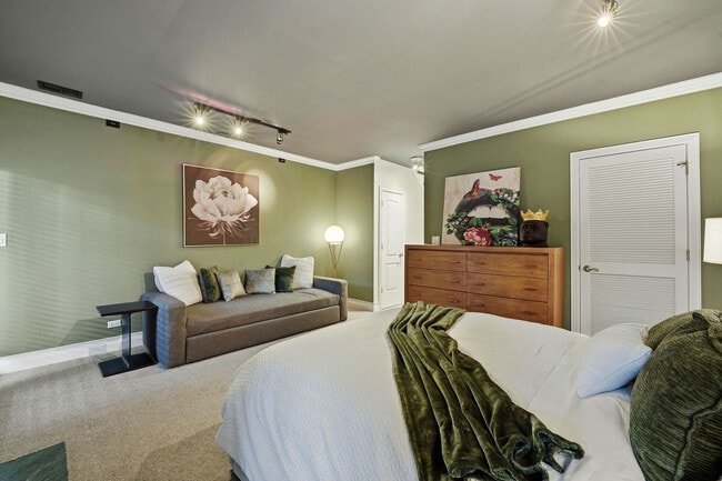 Building Photo - 657 N Carpenter St