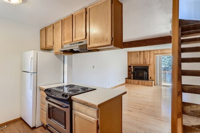 Building Photo - End Unit Townhome with 2 Beds, an Office and Southern Exposure