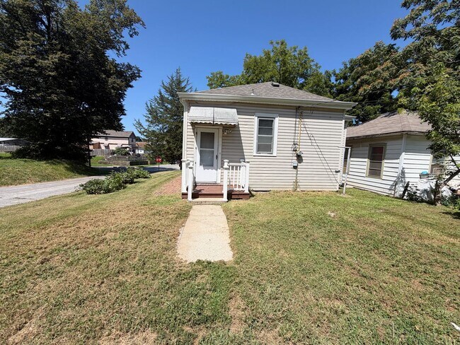 Building Photo - Newly Updated 2 Bedroom House with off street parking!
