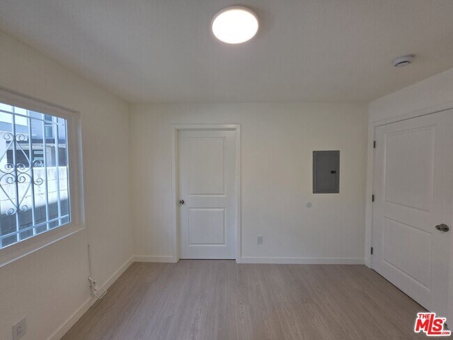 Building Photo - 912 N Ridgewood Pl