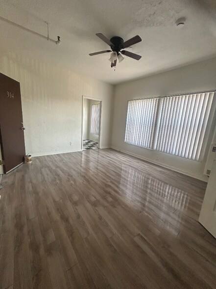 Building Photo - 4367 Oakwood Ave