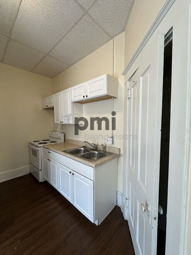 Building Photo - 601 Monroe Ave