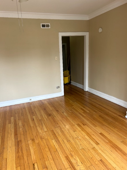 Building Photo - 6612 S Albany Ave