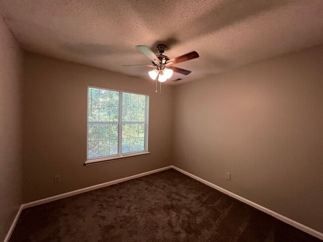 Building Photo - 3 Bedroom, 2 Car Garage in Ridgewood