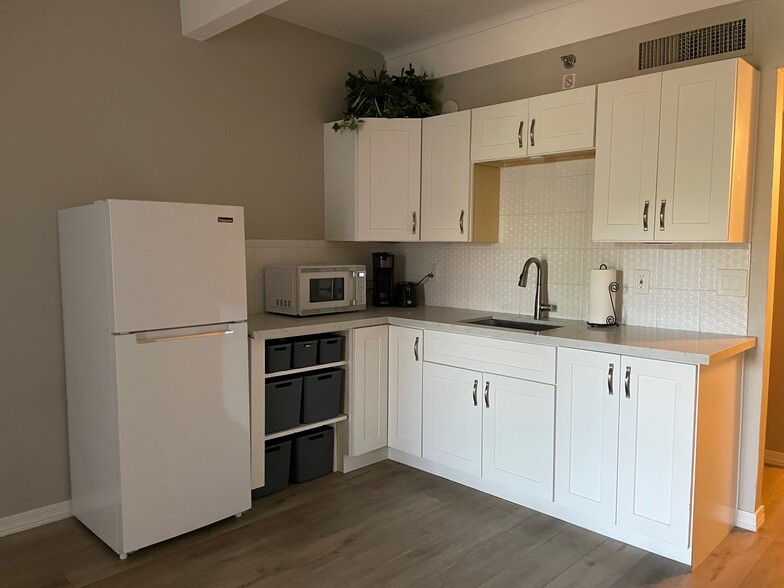 Kitchenette has enough countertop space for meal prep - 7350 N Pima Rd