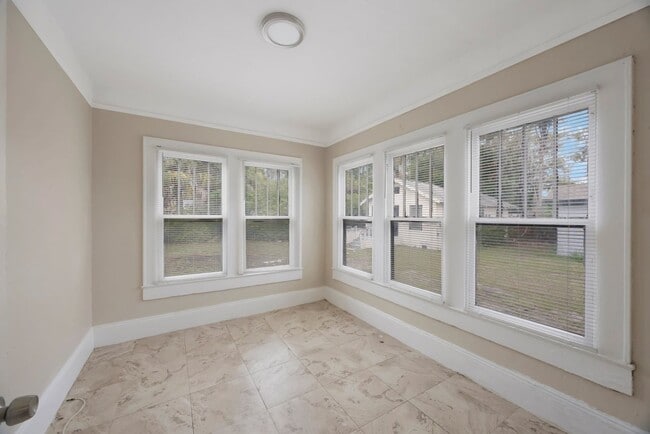 Building Photo - Large 3bdrm/1bath/+ bonus room ***Section ...