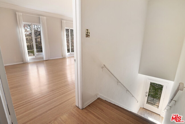 Building Photo - 1215 S Alfred St