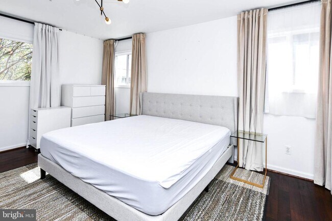 Building Photo - 1386 Bryant St NE