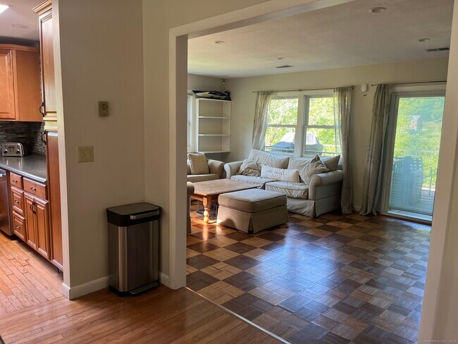 Building Photo - 18 Pinewood Shores