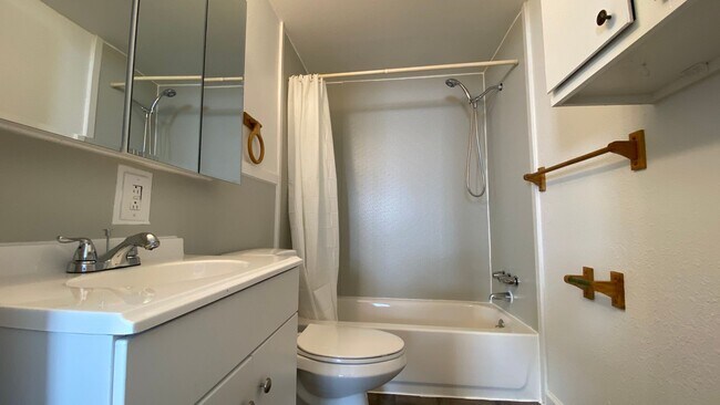 Building Photo - AVAILABLE NOW 3 BEDROOM 2 BATH HOME WITH BONUS ROOM IN RIVER OAKS