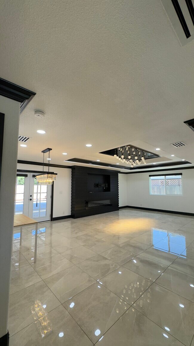 Building Photo - 6552 N Augusta St