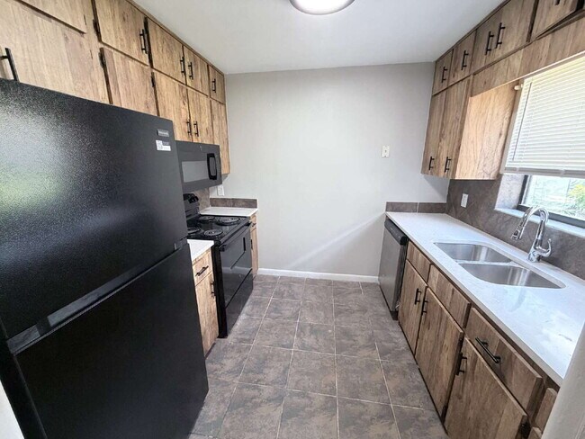 Building Photo - "Charming 3-Bedroom Home with 2 Full Baths in Prime Lakeland Location!"