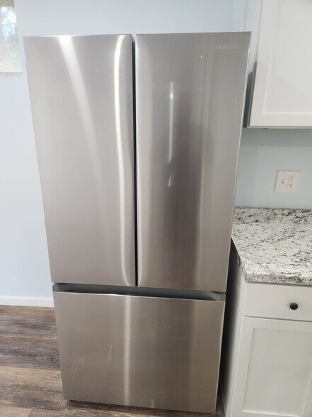 Building Photo - 2119 Oaklyn Dr