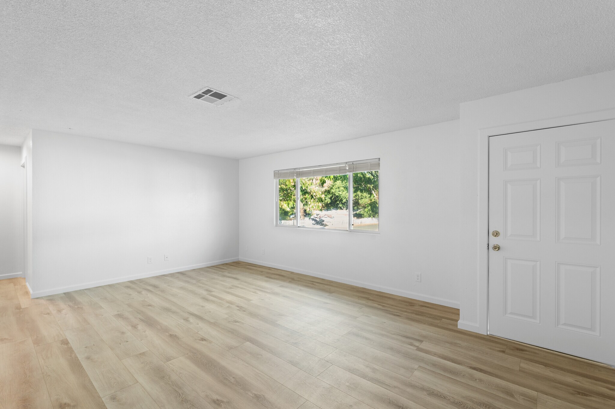 Building Photo - 2104 rosamond ave shasta lake apt 2