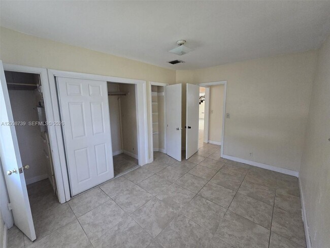 Building Photo - 2511 Plunkett St