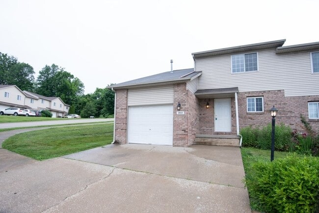 Building Photo - 4 bedroom 2 bath