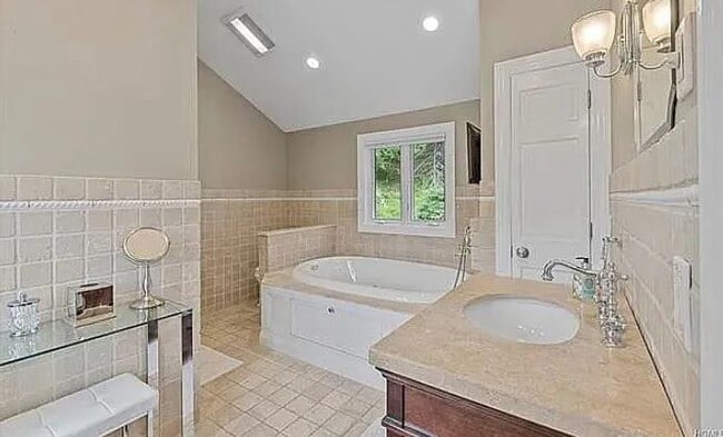 Building Photo - 777 Armonk Rd